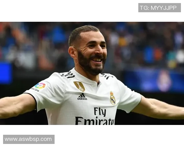 足球场上佩戴花朵的球星背后的故事与情感象征解析